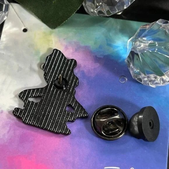 GRINCH Pin Christmas Santa Brooch Bag Charm Metal Badge Backpack Statement NEW - Picture 4 of 4